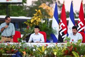 Acto de entrega de buses a cooperativas en celebración a la epopeya de la toma del Palacio Nacional