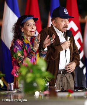 Acto de entrega de buses a cooperativas en celebración a la epopeya de la toma del Palacio Nacional