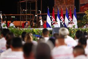 Acto de entrega de buses a cooperativas en celebración a la epopeya de la toma del Palacio Nacional
