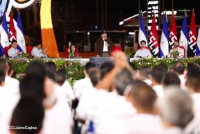 Acto de entrega de buses a cooperativas en celebración a la epopeya de la toma del Palacio Nacional