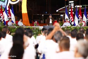 Acto de entrega de buses a cooperativas en celebración a la epopeya de la toma del Palacio Nacional