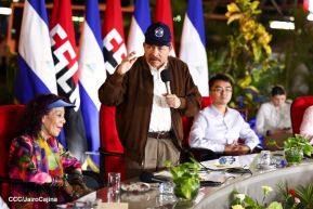 Acto de entrega de buses a cooperativas en celebración a la epopeya de la toma del Palacio Nacional