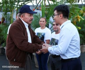 Acto de entrega de buses a cooperativas en celebración a la epopeya de la toma del Palacio Nacional