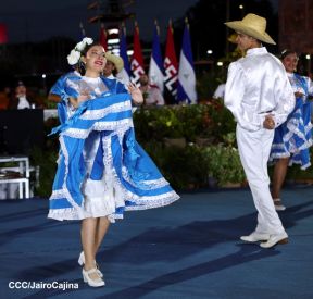 Acto de entrega de buses a cooperativas en celebración a la epopeya de la toma del Palacio Nacional
