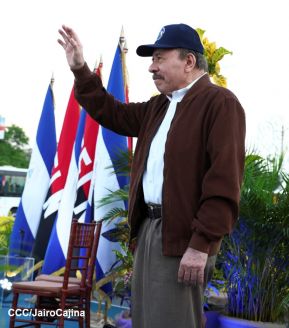 Acto de entrega de buses a cooperativas en celebración a la epopeya de la toma del Palacio Nacional