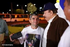 Acto de entrega de buses a cooperativas en celebración a la epopeya de la toma del Palacio Nacional