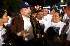 Acto de entrega de buses a cooperativas en celebración a la epopeya de la toma del Palacio Nacional