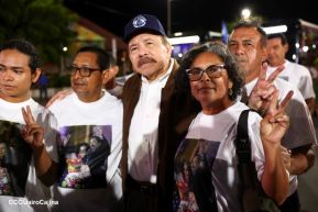 Acto de entrega de buses a cooperativas en celebración a la epopeya de la toma del Palacio Nacional