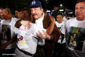 Acto de entrega de buses a cooperativas en celebración a la epopeya de la toma del Palacio Nacional