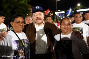 Acto de entrega de buses a cooperativas en celebración a la epopeya de la toma del Palacio Nacional