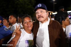 Acto de entrega de buses a cooperativas en celebración a la epopeya de la toma del Palacio Nacional
