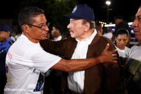 Acto de entrega de buses a cooperativas en celebración a la epopeya de la toma del Palacio Nacional