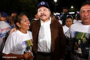 Acto de entrega de buses a cooperativas en celebración a la epopeya de la toma del Palacio Nacional