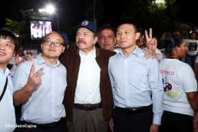 Acto de entrega de buses a cooperativas en celebración a la epopeya de la toma del Palacio Nacional