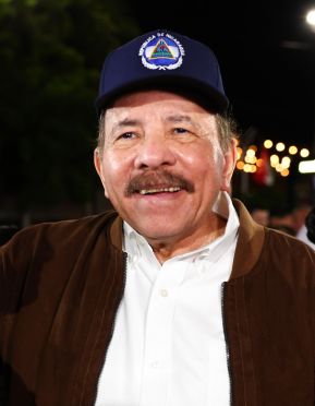 Acto de entrega de buses a cooperativas en celebración a la epopeya de la toma del Palacio Nacional