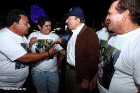 Acto de entrega de buses a cooperativas en celebración a la epopeya de la toma del Palacio Nacional