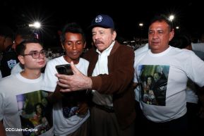 Acto de entrega de buses a cooperativas en celebración a la epopeya de la toma del Palacio Nacional