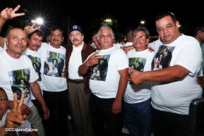 Acto de entrega de buses a cooperativas en celebración a la epopeya de la toma del Palacio Nacional