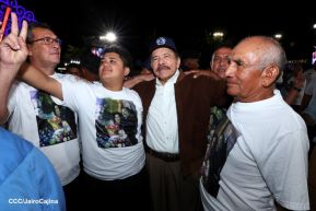 Acto de entrega de buses a cooperativas en celebración a la epopeya de la toma del Palacio Nacional