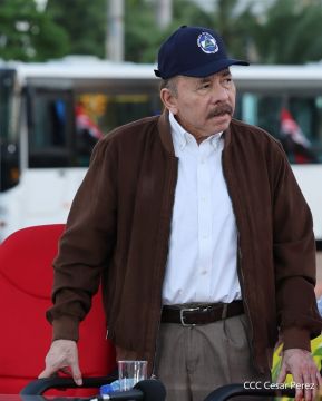 Acto de entrega de buses a cooperativas en celebración a la epopeya de la toma del Palacio Nacional