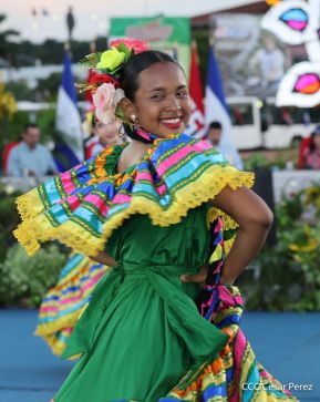 Acto de entrega de buses a cooperativas en celebración a la epopeya de la toma del Palacio Nacional