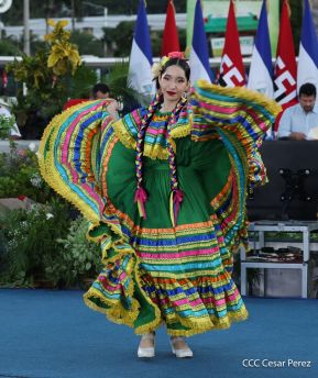 Acto de entrega de buses a cooperativas en celebración a la epopeya de la toma del Palacio Nacional