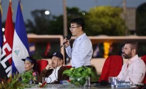 Acto de entrega de buses a cooperativas en celebración a la epopeya de la toma del Palacio Nacional