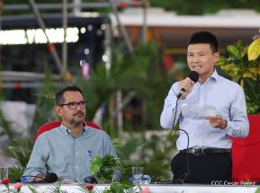 Acto de entrega de buses a cooperativas en celebración a la epopeya de la toma del Palacio Nacional