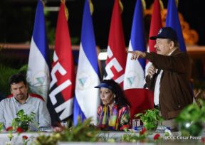 Acto de entrega de buses a cooperativas en celebración a la epopeya de la toma del Palacio Nacional