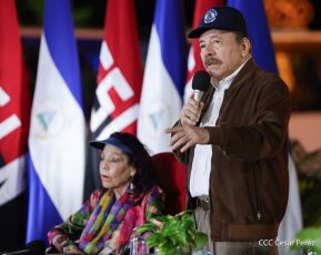 Acto de entrega de buses a cooperativas en celebración a la epopeya de la toma del Palacio Nacional