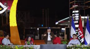 Acto de entrega de buses a cooperativas en celebración a la epopeya de la toma del Palacio Nacional