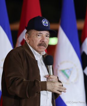 Acto de entrega de buses a cooperativas en celebración a la epopeya de la toma del Palacio Nacional