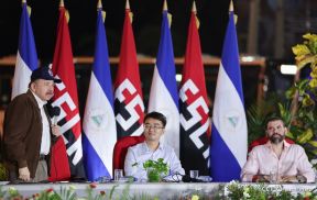 Acto de entrega de buses a cooperativas en celebración a la epopeya de la toma del Palacio Nacional