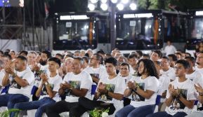 Acto de entrega de buses a cooperativas en celebración a la epopeya de la toma del Palacio Nacional