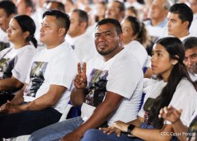 Acto de entrega de buses a cooperativas en celebración a la epopeya de la toma del Palacio Nacional
