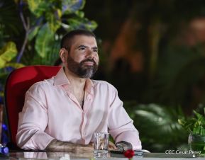 Acto de entrega de buses a cooperativas en celebración a la epopeya de la toma del Palacio Nacional