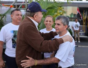 Acto de entrega de buses a cooperativas en celebración a la epopeya de la toma del Palacio Nacional