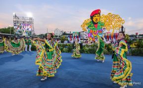 Acto de entrega de buses a cooperativas en celebración a la epopeya de la toma del Palacio Nacional