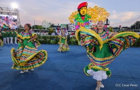 Acto de entrega de buses a cooperativas en celebración a la epopeya de la toma del Palacio Nacional
