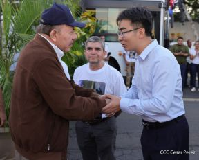 Acto de entrega de buses a cooperativas en celebración a la epopeya de la toma del Palacio Nacional