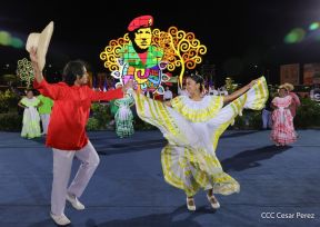 Acto de entrega de buses a cooperativas en celebración a la epopeya de la toma del Palacio Nacional