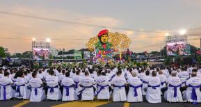 Acto de entrega de buses a cooperativas en celebración a la epopeya de la toma del Palacio Nacional