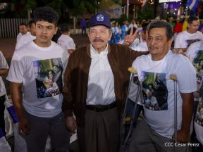 Acto de entrega de buses a cooperativas en celebración a la epopeya de la toma del Palacio Nacional