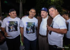 Acto de entrega de buses a cooperativas en celebración a la epopeya de la toma del Palacio Nacional