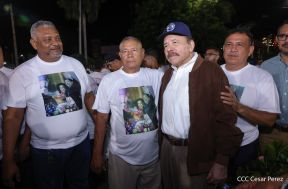 Acto de entrega de buses a cooperativas en celebración a la epopeya de la toma del Palacio Nacional