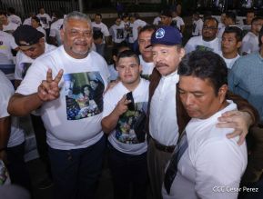 Acto de entrega de buses a cooperativas en celebración a la epopeya de la toma del Palacio Nacional