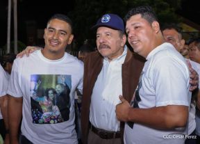 Acto de entrega de buses a cooperativas en celebración a la epopeya de la toma del Palacio Nacional