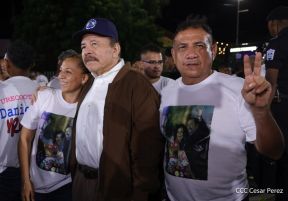 Acto de entrega de buses a cooperativas en celebración a la epopeya de la toma del Palacio Nacional