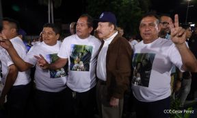 Acto de entrega de buses a cooperativas en celebración a la epopeya de la toma del Palacio Nacional