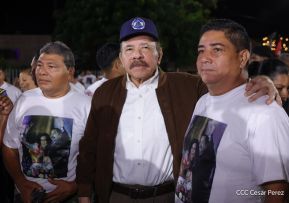 Acto de entrega de buses a cooperativas en celebración a la epopeya de la toma del Palacio Nacional